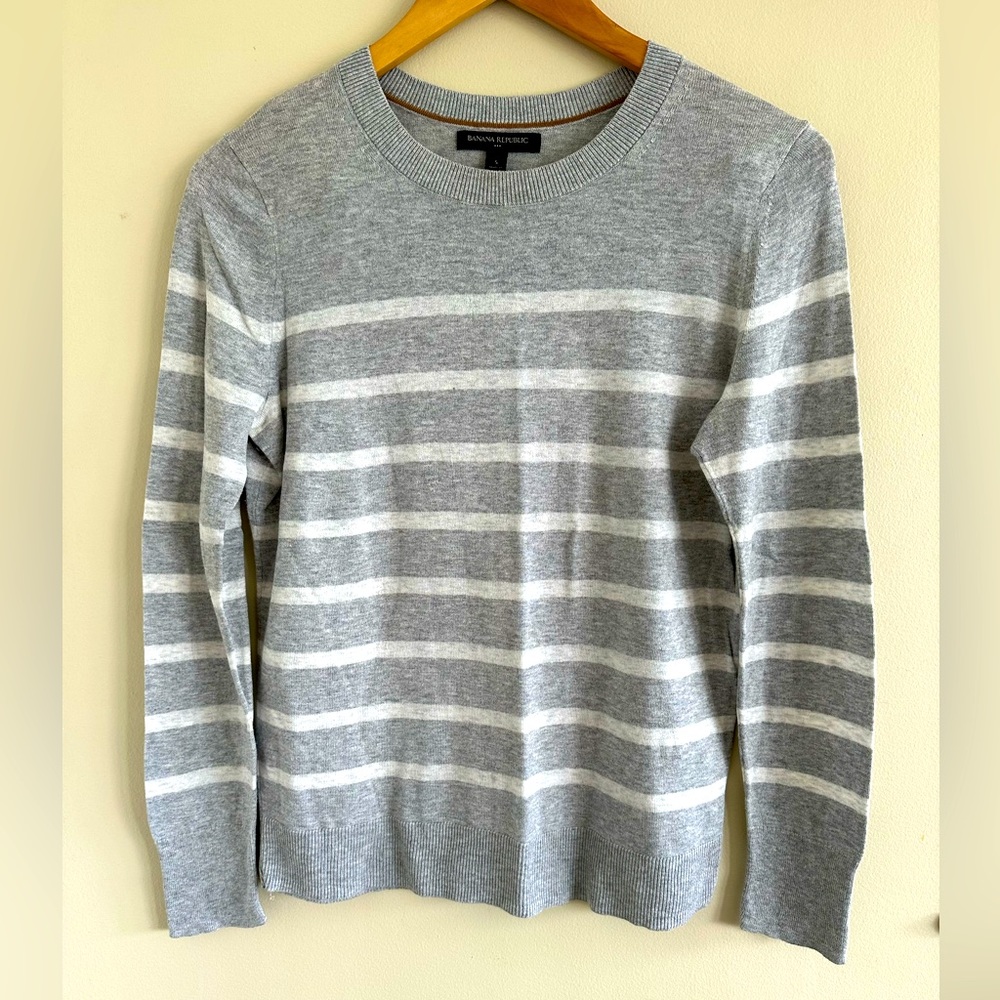 Banana Republic | Gray and Light Cream Long Sleeve, Size Small ✨